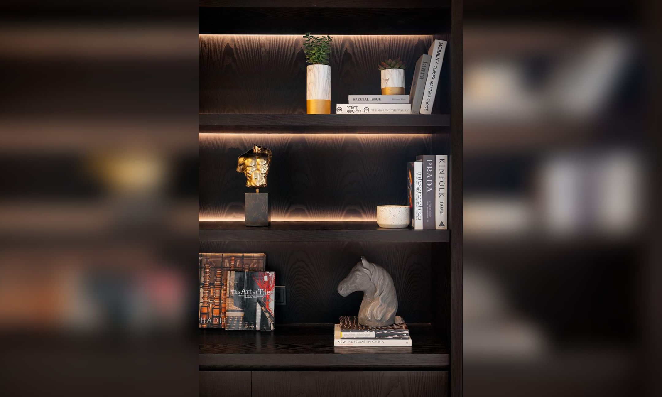 Interior Design Livingroom Jakarta Selatan modern mewah luxury warna hitam HPL hitam kursi dan meja custom hpl wood texture kayu kabinet cabinet hitam