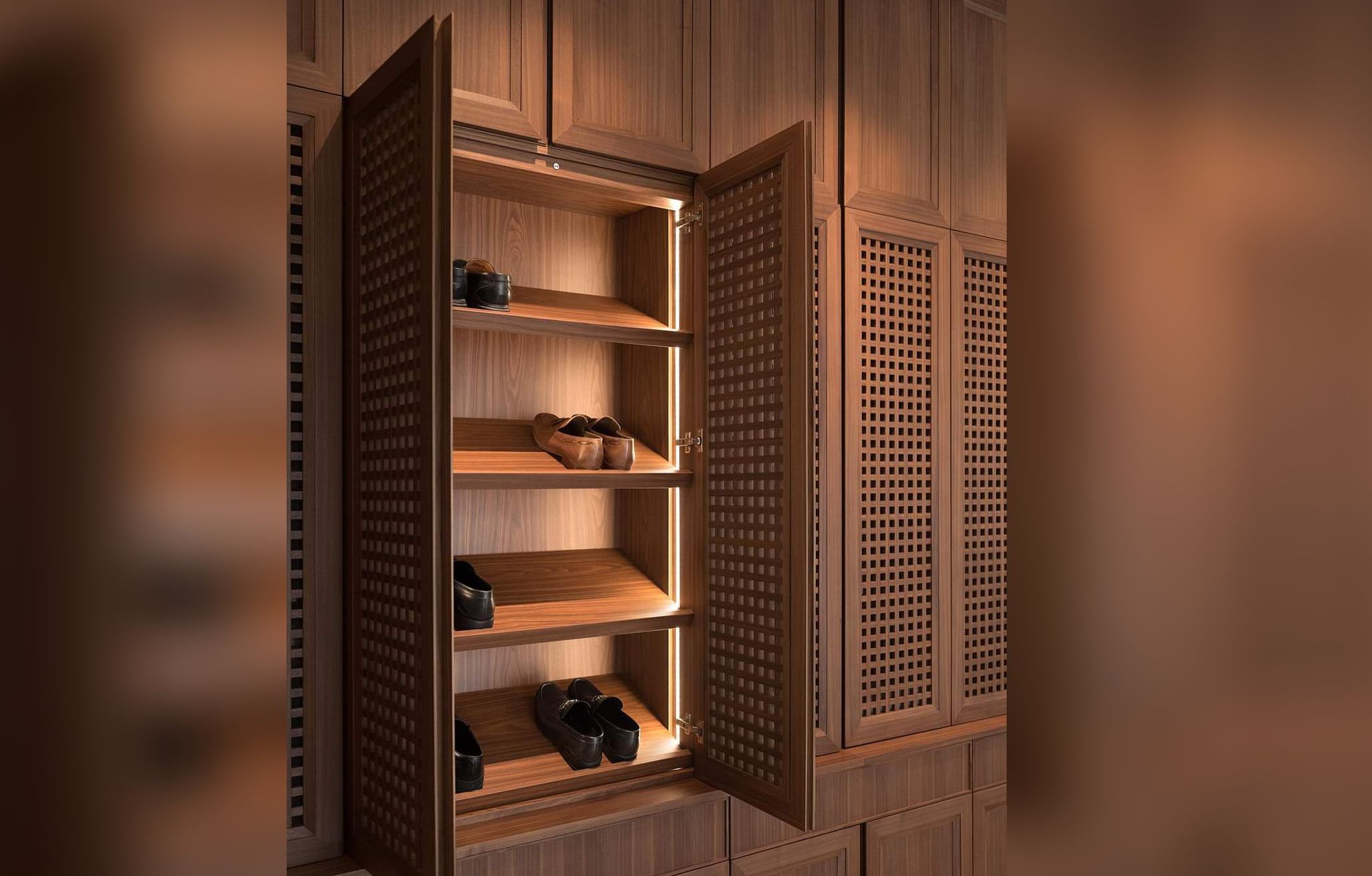 Design Interior Rak Sepatu modern di Cibubur, bahan Hpl Wood , light warm warna Coklat tua mewah di Cibubur – Jakarta timur