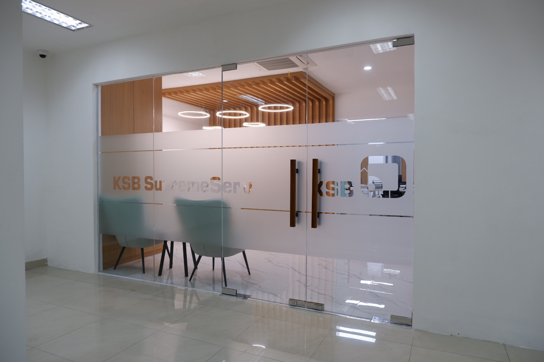 Jasa interior kantor receptionist PT. KSB INDONESIA (dari lorong)